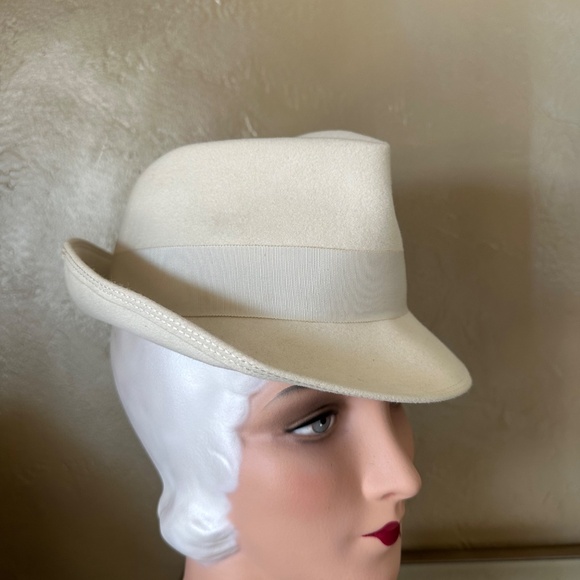 STYLISH DESIGNER 1960s' OFF WHITE FEDORA + GROSGRAIN TRIM + FEAHTERS - Picture 6 of 11